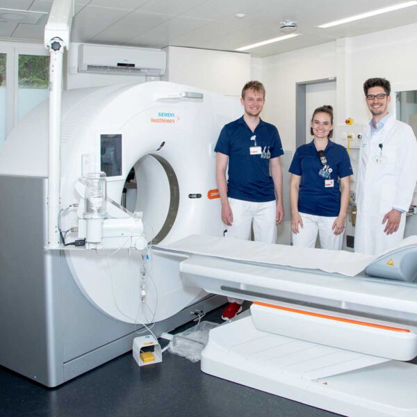 A. Meier beim neuen patienten­freundlichen CT in der Radiologie im Spital Lachen